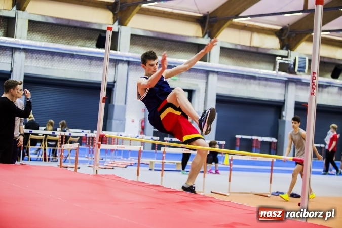 Zdjęcie w galerii na portalu naszraciborz.pl: Zmagania gimnazjalistów podczas halowych mistrzostw w lekkiej atletyce wiadomości z regionu