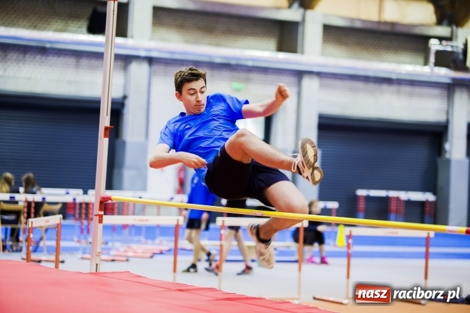 Zdjęcie w galerii na portalu naszraciborz.pl: Zmagania gimnazjalistów podczas halowych mistrzostw w lekkiej atletyce wiadomości z regionu