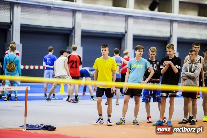 Zdjęcie w galerii na portalu naszraciborz.pl: Zmagania gimnazjalistów podczas halowych mistrzostw w lekkiej atletyce wiadomości z regionu