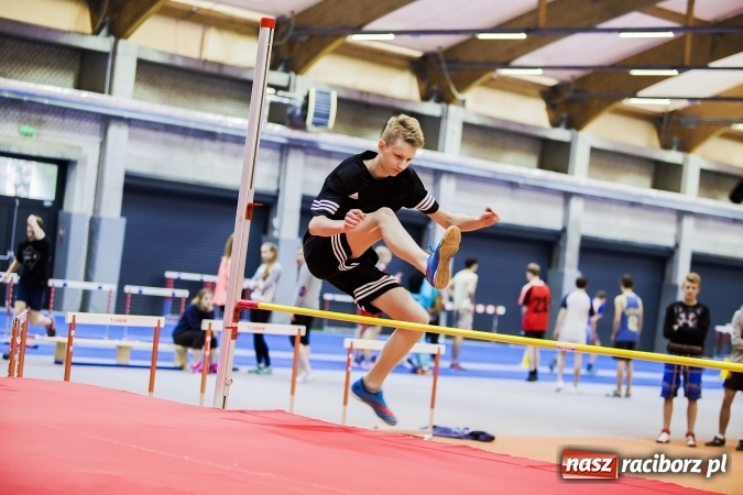 Zdjęcie w galerii na portalu naszraciborz.pl: Zmagania gimnazjalistów podczas halowych mistrzostw w lekkiej atletyce wiadomości z regionu