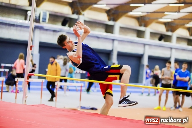 Zdjęcie w galerii na portalu naszraciborz.pl: Zmagania gimnazjalistów podczas halowych mistrzostw w lekkiej atletyce wiadomości z regionu
