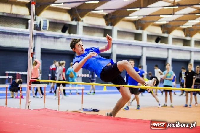 Zdjęcie w galerii na portalu naszraciborz.pl: Zmagania gimnazjalistów podczas halowych mistrzostw w lekkiej atletyce wiadomości z regionu