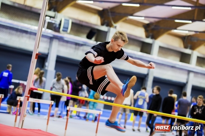 Zdjęcie w galerii na portalu naszraciborz.pl: Zmagania gimnazjalistów podczas halowych mistrzostw w lekkiej atletyce wiadomości z regionu