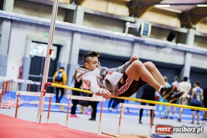 Zdjęcie w galerii na portalu naszraciborz.pl: Zmagania gimnazjalistów podczas halowych mistrzostw w lekkiej atletyce wiadomości z regionu