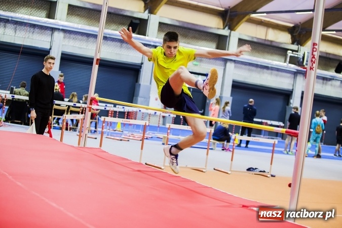 Zdjęcie w galerii na portalu naszraciborz.pl: Zmagania gimnazjalistów podczas halowych mistrzostw w lekkiej atletyce wiadomości z regionu