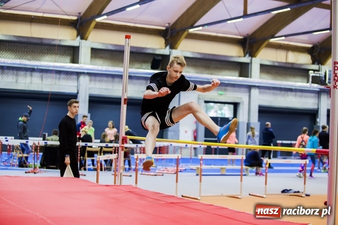 Zdjęcie w galerii na portalu naszraciborz.pl: Zmagania gimnazjalistów podczas halowych mistrzostw w lekkiej atletyce wiadomości z regionu