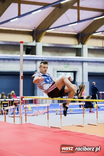 Zdjęcie w galerii na portalu naszraciborz.pl: Zmagania gimnazjalistów podczas halowych mistrzostw w lekkiej atletyce wiadomości z regionu