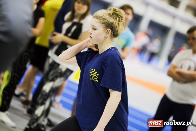 Zdjęcie w galerii na portalu naszraciborz.pl: Zmagania gimnazjalistów podczas halowych mistrzostw w lekkiej atletyce wiadomości z regionu