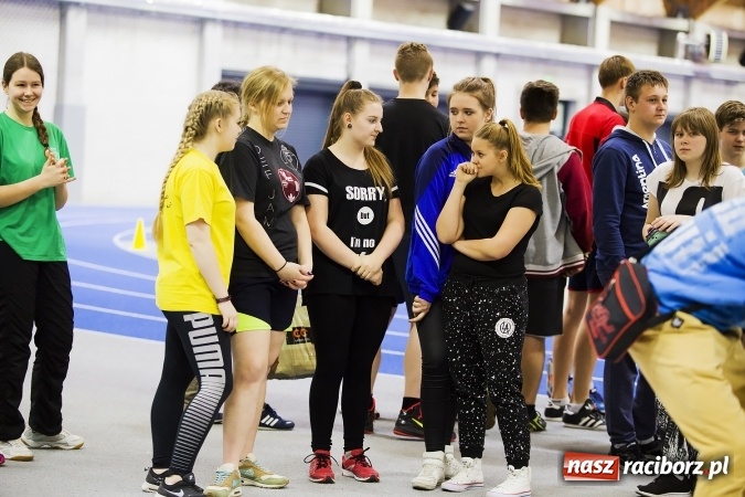 Zdjęcie w galerii na portalu naszraciborz.pl: Zmagania gimnazjalistów podczas halowych mistrzostw w lekkiej atletyce wiadomości z regionu