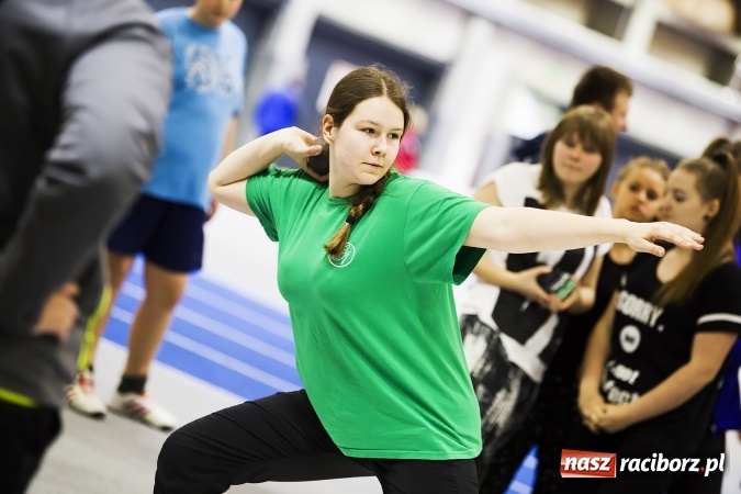 Zdjęcie w galerii na portalu naszraciborz.pl: Zmagania gimnazjalistów podczas halowych mistrzostw w lekkiej atletyce wiadomości z regionu