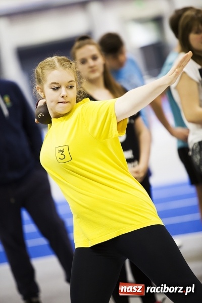 Zdjęcie w galerii na portalu naszraciborz.pl: Zmagania gimnazjalistów podczas halowych mistrzostw w lekkiej atletyce wiadomości z regionu