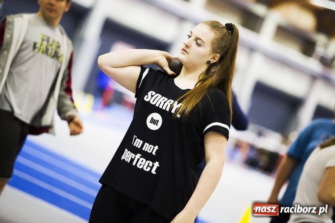 Zdjęcie w galerii na portalu naszraciborz.pl: Zmagania gimnazjalistów podczas halowych mistrzostw w lekkiej atletyce wiadomości z regionu