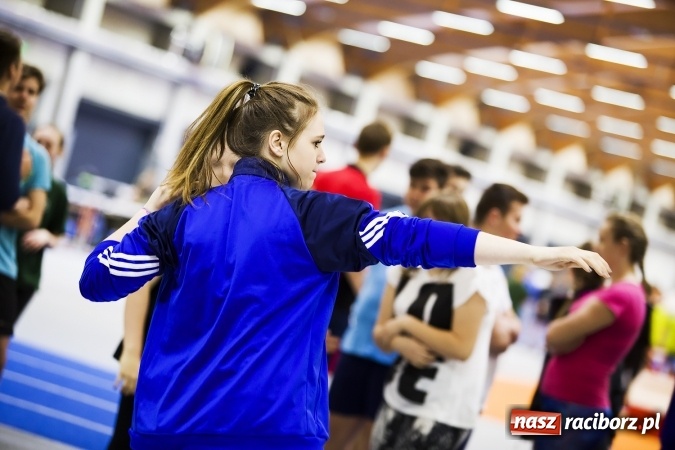 Zdjęcie w galerii na portalu naszraciborz.pl: Zmagania gimnazjalistów podczas halowych mistrzostw w lekkiej atletyce wiadomości z regionu