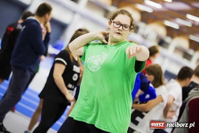 Zdjęcie w galerii na portalu naszraciborz.pl: Zmagania gimnazjalistów podczas halowych mistrzostw w lekkiej atletyce wiadomości z regionu
