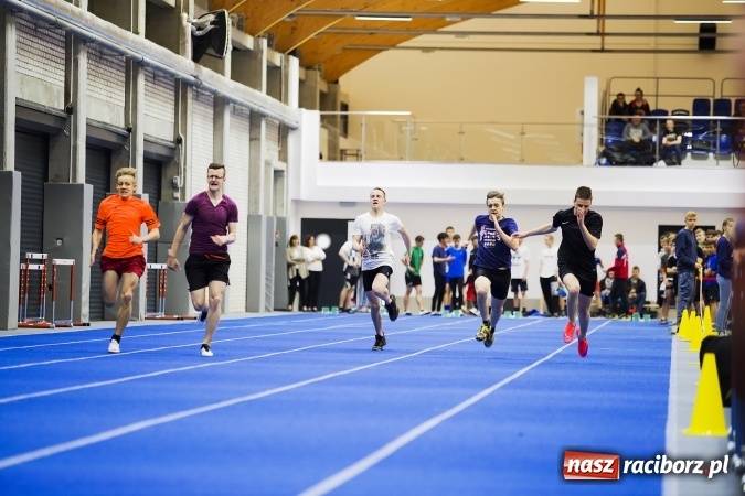 Zdjęcie w galerii na portalu naszraciborz.pl: Zmagania gimnazjalistów podczas halowych mistrzostw w lekkiej atletyce wiadomości z regionu