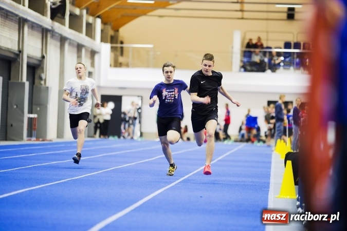 Zdjęcie w galerii na portalu naszraciborz.pl: Zmagania gimnazjalistów podczas halowych mistrzostw w lekkiej atletyce wiadomości z regionu