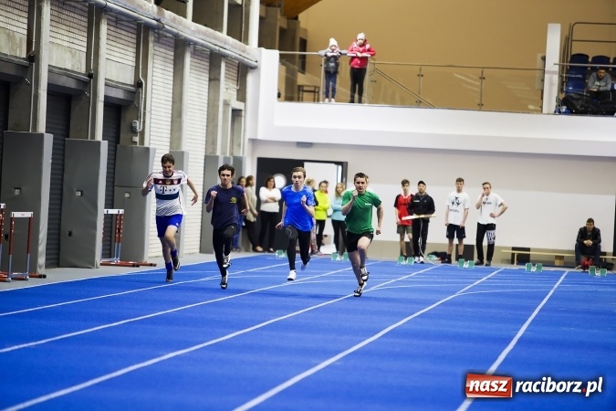 Zdjęcie w galerii na portalu naszraciborz.pl: Zmagania gimnazjalistów podczas halowych mistrzostw w lekkiej atletyce wiadomości z regionu