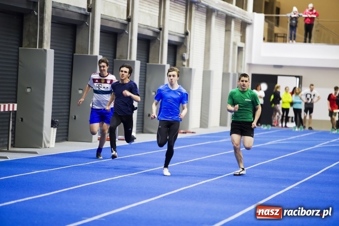 Zdjęcie w galerii na portalu naszraciborz.pl: Zmagania gimnazjalistów podczas halowych mistrzostw w lekkiej atletyce wiadomości z regionu