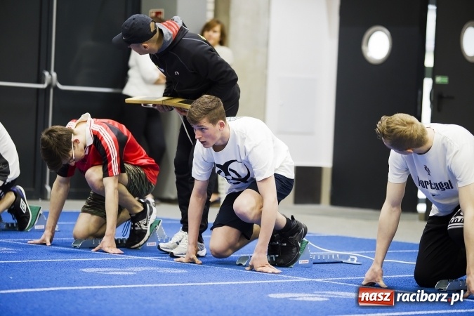 Zdjęcie w galerii na portalu naszraciborz.pl: Zmagania gimnazjalistów podczas halowych mistrzostw w lekkiej atletyce wiadomości z regionu