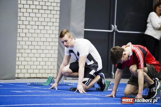 Zdjęcie w galerii na portalu naszraciborz.pl: Zmagania gimnazjalistów podczas halowych mistrzostw w lekkiej atletyce wiadomości z regionu