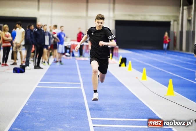 Zdjęcie w galerii na portalu naszraciborz.pl: Zmagania gimnazjalistów podczas halowych mistrzostw w lekkiej atletyce wiadomości z regionu