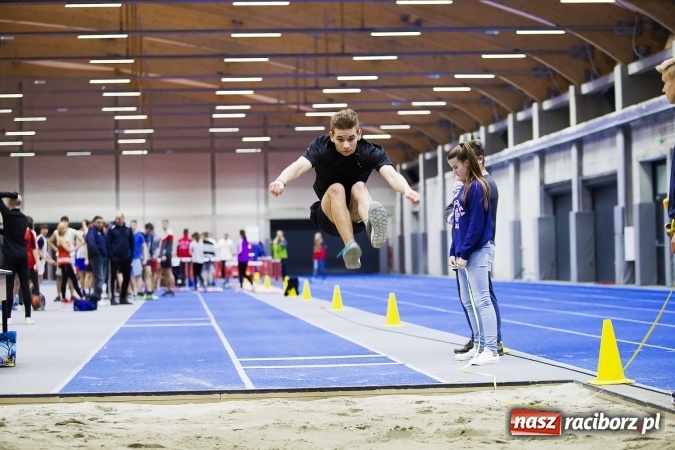 Zdjęcie w galerii na portalu naszraciborz.pl: Zmagania gimnazjalistów podczas halowych mistrzostw w lekkiej atletyce wiadomości z regionu