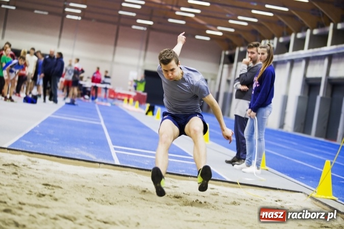 Zdjęcie w galerii na portalu naszraciborz.pl: Zmagania gimnazjalistów podczas halowych mistrzostw w lekkiej atletyce wiadomości z regionu