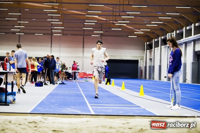 Zdjęcie w galerii na portalu naszraciborz.pl: Zmagania gimnazjalistów podczas halowych mistrzostw w lekkiej atletyce wiadomości z regionu