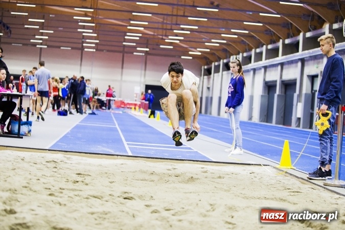 Zdjęcie w galerii na portalu naszraciborz.pl: Zmagania gimnazjalistów podczas halowych mistrzostw w lekkiej atletyce wiadomości z regionu
