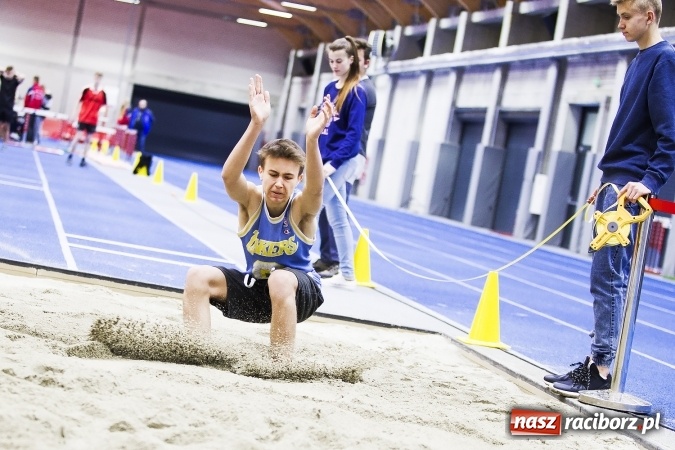 Zdjęcie w galerii na portalu naszraciborz.pl: Zmagania gimnazjalistów podczas halowych mistrzostw w lekkiej atletyce wiadomości z regionu