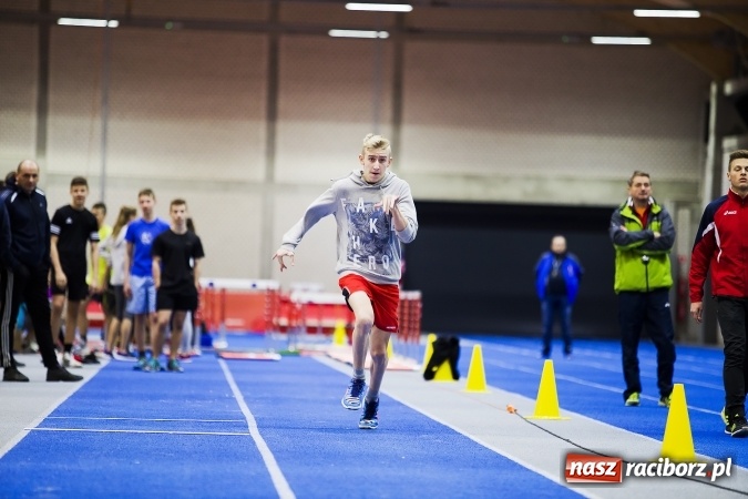 Zdjęcie w galerii na portalu naszraciborz.pl: Zmagania gimnazjalistów podczas halowych mistrzostw w lekkiej atletyce wiadomości z regionu