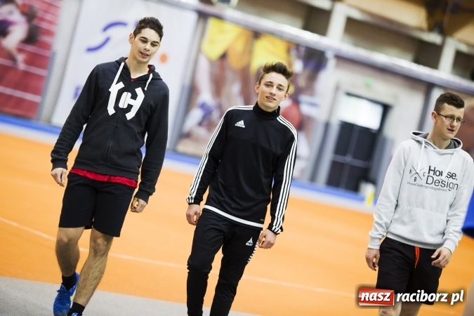 Zdjęcie w galerii na portalu naszraciborz.pl: Zmagania gimnazjalistów podczas halowych mistrzostw w lekkiej atletyce wiadomości z regionu