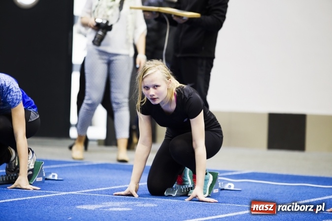Zdjęcie w galerii na portalu naszraciborz.pl: Zmagania gimnazjalistów podczas halowych mistrzostw w lekkiej atletyce wiadomości z regionu