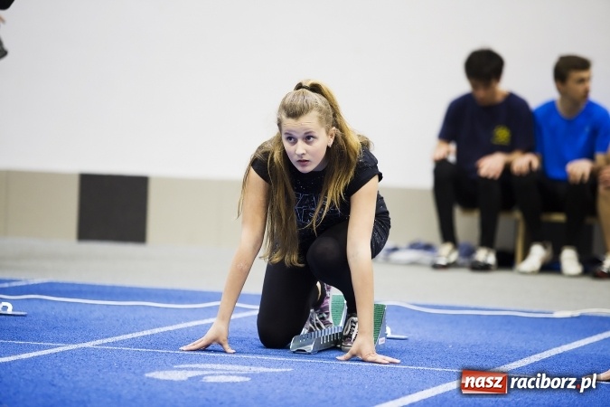 Zdjęcie w galerii na portalu naszraciborz.pl: Zmagania gimnazjalistów podczas halowych mistrzostw w lekkiej atletyce wiadomości z regionu