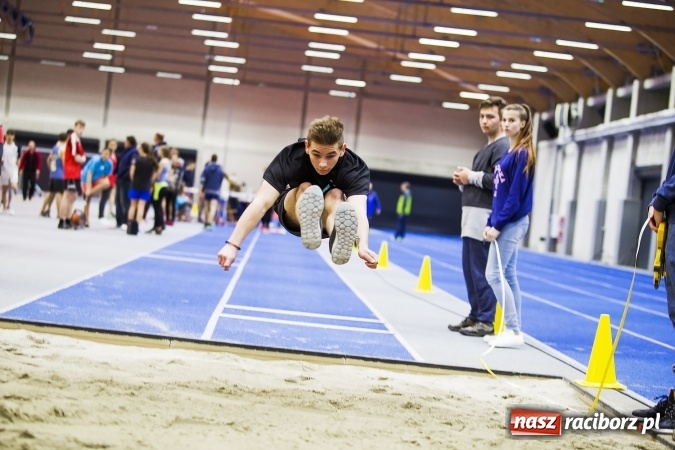 Zdjęcie w galerii na portalu naszraciborz.pl: Zmagania gimnazjalistów podczas halowych mistrzostw w lekkiej atletyce wiadomości z regionu
