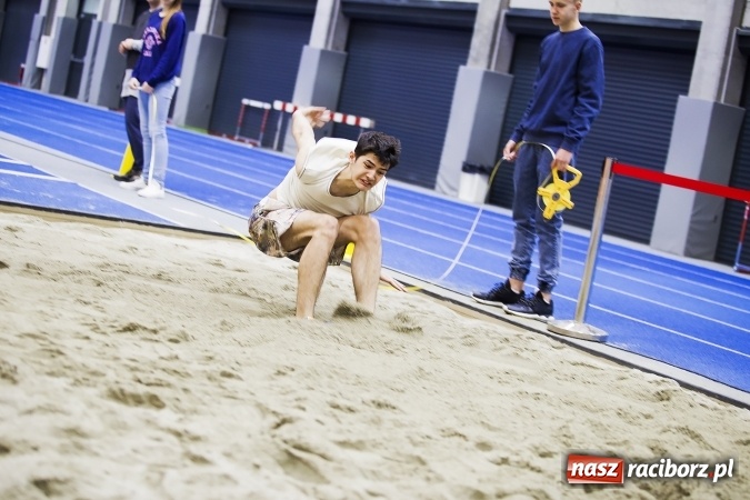 Zdjęcie w galerii na portalu naszraciborz.pl: Zmagania gimnazjalistów podczas halowych mistrzostw w lekkiej atletyce wiadomości z regionu