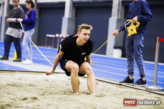 Zdjęcie w galerii na portalu naszraciborz.pl: Zmagania gimnazjalistów podczas halowych mistrzostw w lekkiej atletyce wiadomości z regionu