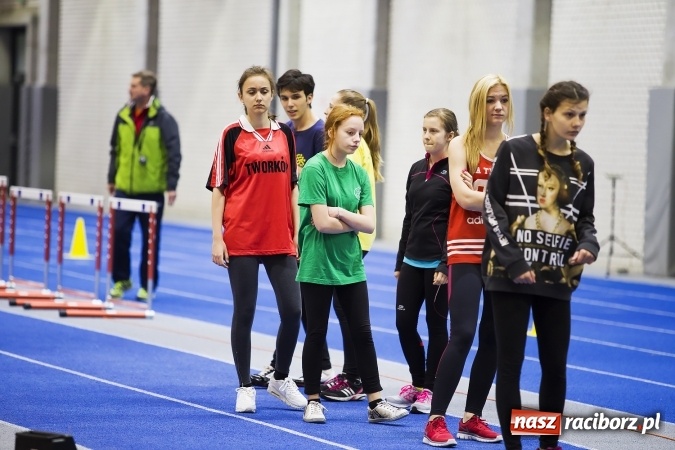 Zdjęcie w galerii na portalu naszraciborz.pl: Zmagania gimnazjalistów podczas halowych mistrzostw w lekkiej atletyce wiadomości z regionu