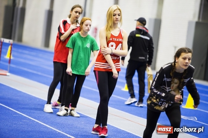 Zdjęcie w galerii na portalu naszraciborz.pl: Zmagania gimnazjalistów podczas halowych mistrzostw w lekkiej atletyce wiadomości z regionu