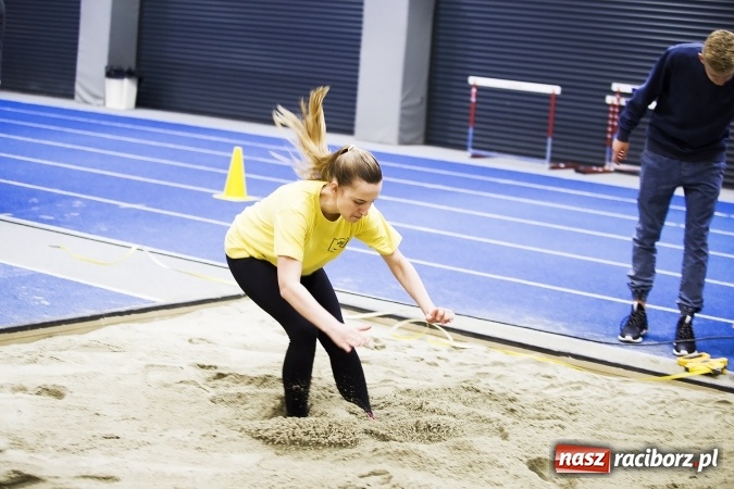 Zdjęcie w galerii na portalu naszraciborz.pl: Zmagania gimnazjalistów podczas halowych mistrzostw w lekkiej atletyce wiadomości z regionu