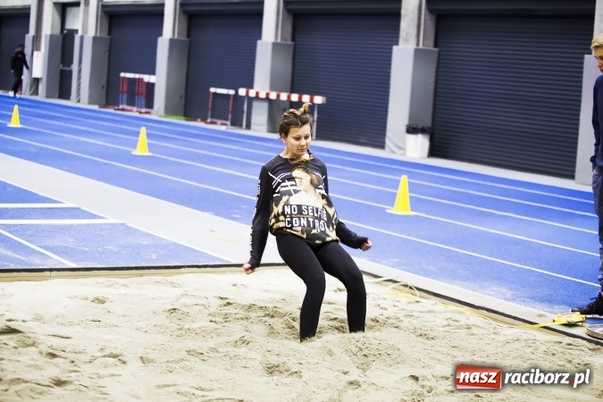 Zdjęcie w galerii na portalu naszraciborz.pl: Zmagania gimnazjalistów podczas halowych mistrzostw w lekkiej atletyce wiadomości z regionu