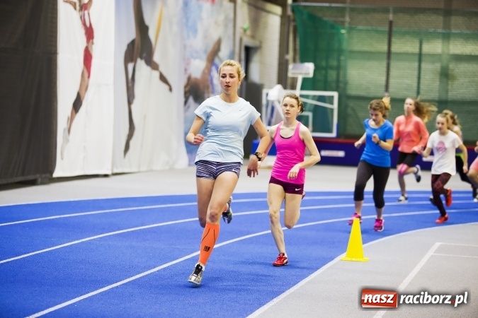 Zdjęcie w galerii na portalu naszraciborz.pl: Zmagania gimnazjalistów podczas halowych mistrzostw w lekkiej atletyce wiadomości z regionu