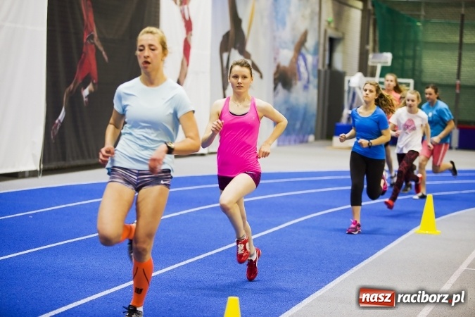 Zdjęcie w galerii na portalu naszraciborz.pl: Zmagania gimnazjalistów podczas halowych mistrzostw w lekkiej atletyce wiadomości z regionu