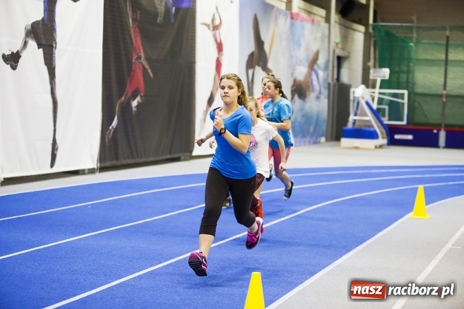Zdjęcie w galerii na portalu naszraciborz.pl: Zmagania gimnazjalistów podczas halowych mistrzostw w lekkiej atletyce wiadomości z regionu