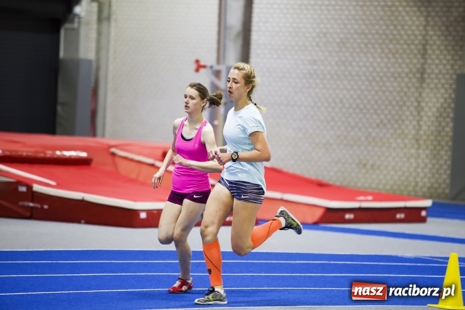 Zdjęcie w galerii na portalu naszraciborz.pl: Zmagania gimnazjalistów podczas halowych mistrzostw w lekkiej atletyce wiadomości z regionu