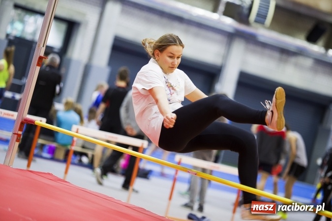 Zdjęcie w galerii na portalu naszraciborz.pl: Zmagania gimnazjalistów podczas halowych mistrzostw w lekkiej atletyce wiadomości z regionu