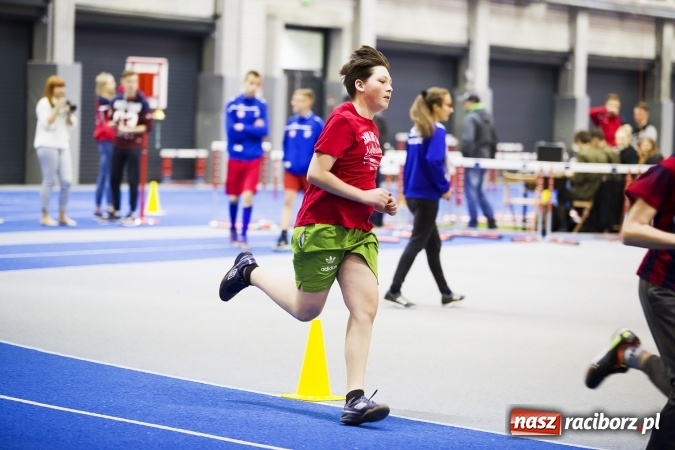 Zdjęcie w galerii na portalu naszraciborz.pl: Zmagania gimnazjalistów podczas halowych mistrzostw w lekkiej atletyce wiadomości z regionu