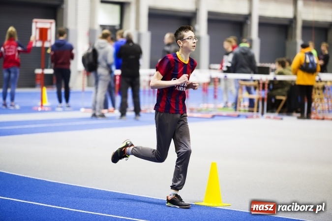 Zdjęcie w galerii na portalu naszraciborz.pl: Zmagania gimnazjalistów podczas halowych mistrzostw w lekkiej atletyce wiadomości z regionu