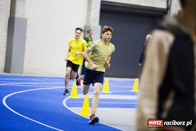 Zdjęcie w galerii na portalu naszraciborz.pl: Zmagania gimnazjalistów podczas halowych mistrzostw w lekkiej atletyce wiadomości z regionu