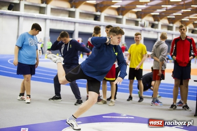 Zdjęcie w galerii na portalu naszraciborz.pl: Zmagania gimnazjalistów podczas halowych mistrzostw w lekkiej atletyce wiadomości z regionu